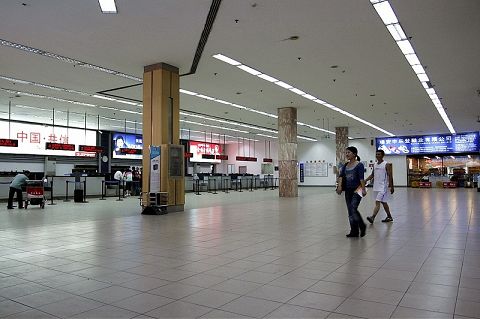 温州永强机场有2个问讯柜台,外问讯位于国内出发门口前靠右的位置